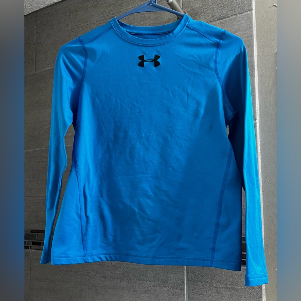 Under Armour cold gear youth XL fitted long sleeve top.